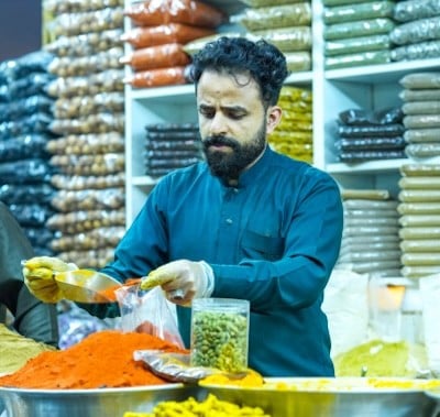  Exhibitor measuring spices